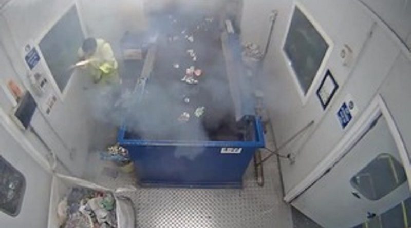 Происшествия: Сигнальная ракета взорвалась в руках у сортировщика мусора