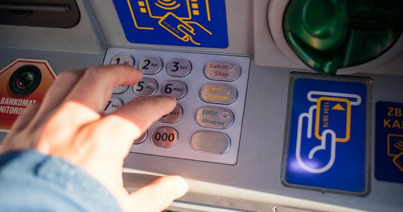Лайфхаки и советы: Эта пятница – самый опасный день для снятия наличных в банкомате