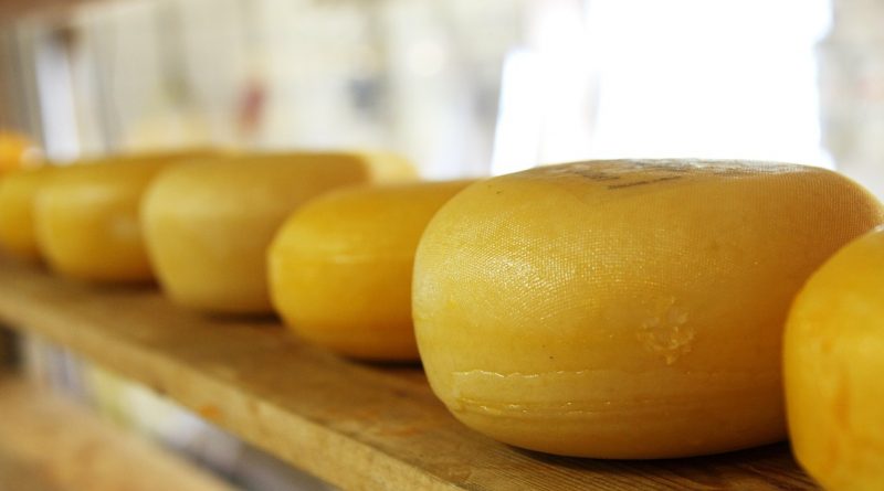 Досуг: Британцы могут приобрести сыр со вкусом джина к рождественскому столу