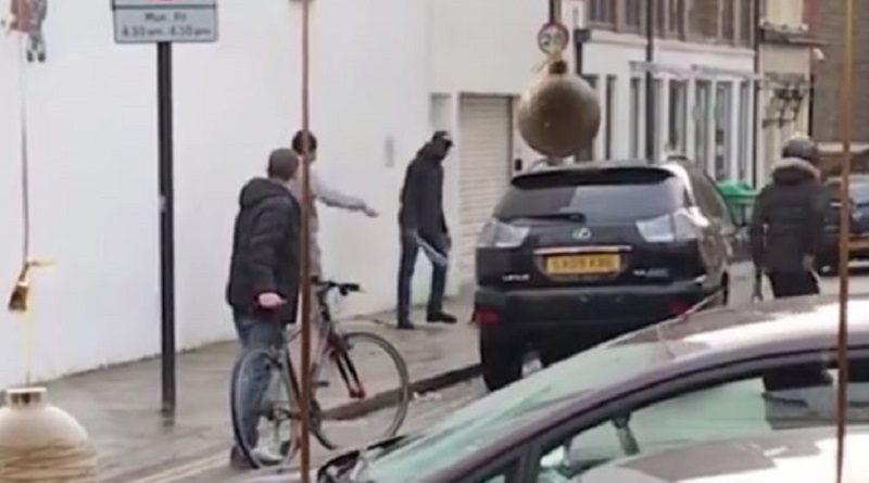 Происшествия: Уличные банды устроили драку с мачете напротив кафе в Лондоне