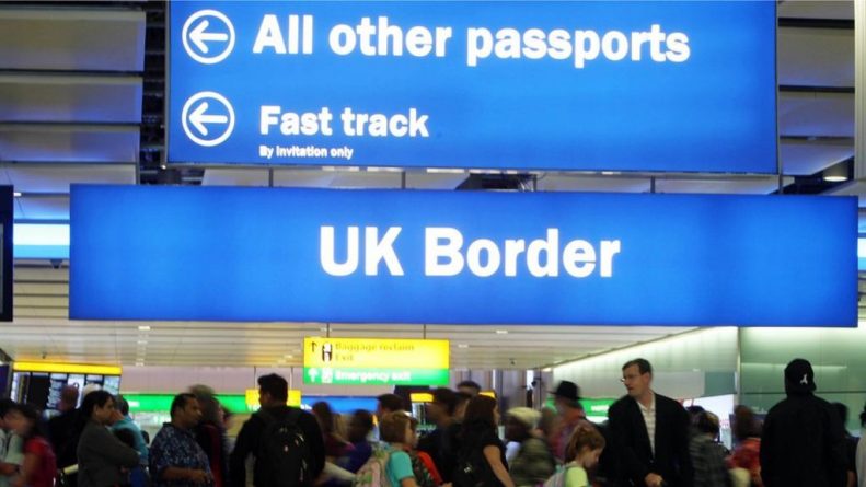 Политика: 1,5 млн британцев рискуют остаться под замком в Европе