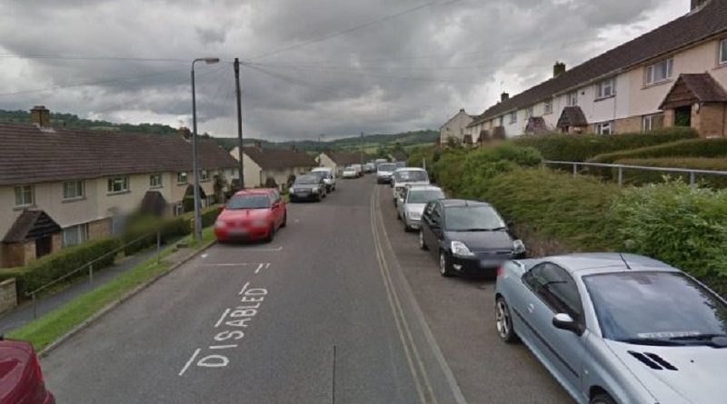 Мужчина выкопал яму в своем саду, залез в нее и отказался выходить 19122017 Происшествия: Мужчина выкопал яму в своем саду, залез в нее и отказался выходить