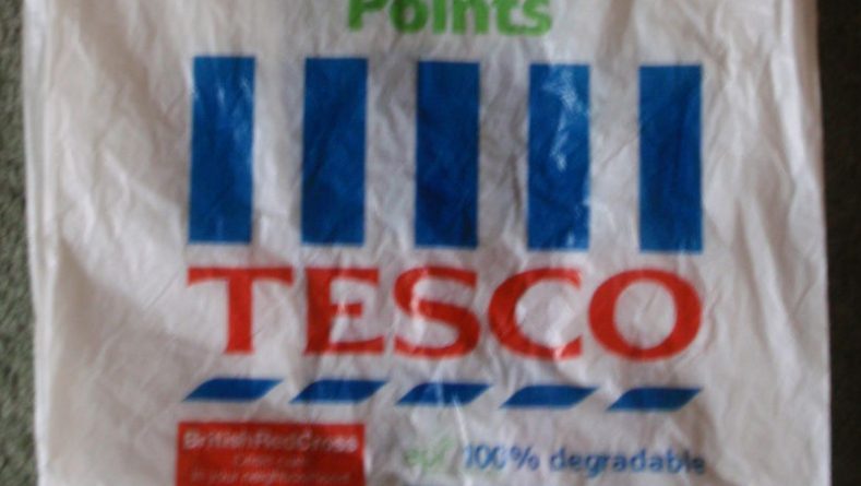 Общество: Экономность по-британски: старый пакет Tesco можно продать за £5