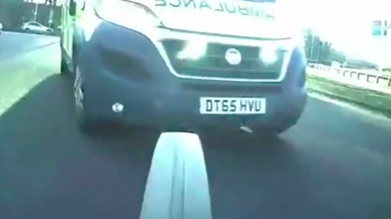 Происшествия: Видео: машина скорой помощи чуть не унесла жизнь велосипедиста