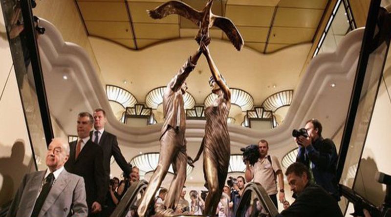 Статуя принцессы Дианы и Доди Аль-Файеда покинет универмаг Harrods 13012018 Знаменитости: Статуя принцессы Дианы и Доди Аль-Файеда покинет универмаг Harrods