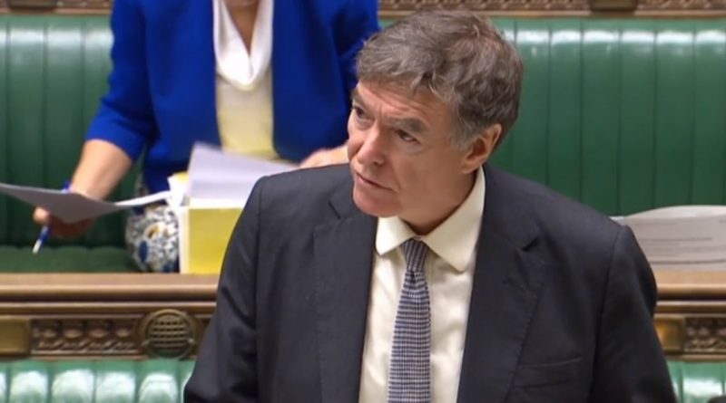 Политика: Замминистра NHS уволен после совета разместить пациентов на больничных креслах