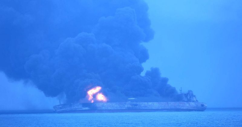Происшествия: Горящий нефтяной танкер у побережья Восточно-Китайского моря может нанести непоправимый ущерб экологии