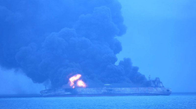 Происшествия: Горящий нефтяной танкер у побережья Восточно-Китайского моря может нанести непоправимый ущерб экологии