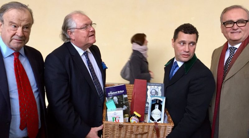 Политика: Brexit: комиссар ЕС получил в подарок корзину с британскими продуктами