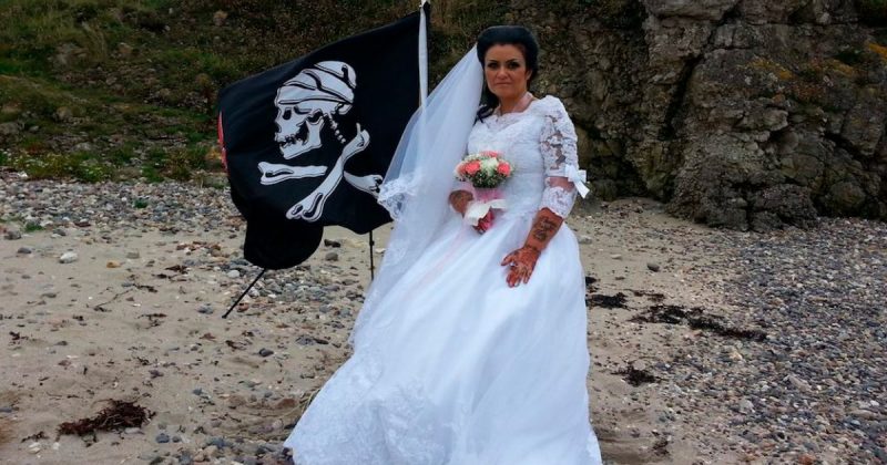 Юмор: Женщина устала искать мужчину мечты и вышла замуж за 300-летнего призрака пирата