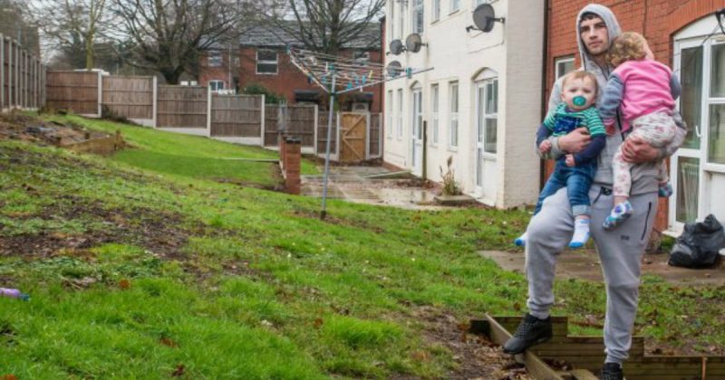 Общество: Отца оштрафовали на £900 за то, что он оставил игрушки своих детей в общественном саду