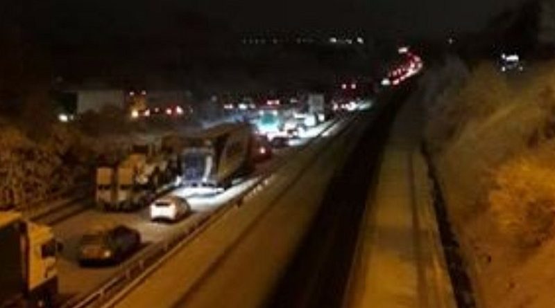 Погода: Транспортный коллапс в Шотландии и Ирландии