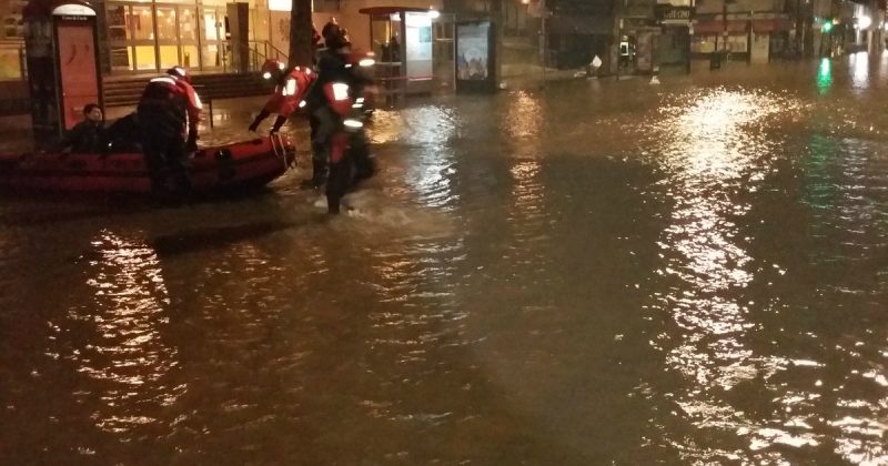 Происшествия: Наводнение в районе Хаммерсмит: хаос на дороге приостановил движение транспорта