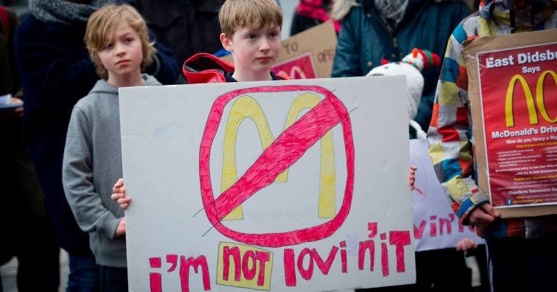 Общество: Жители Манчестера протестуют против открытия ресторана McDonald’s
