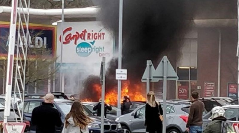 Происшествия: Ребенка спасли от пожара на парковке Aldi