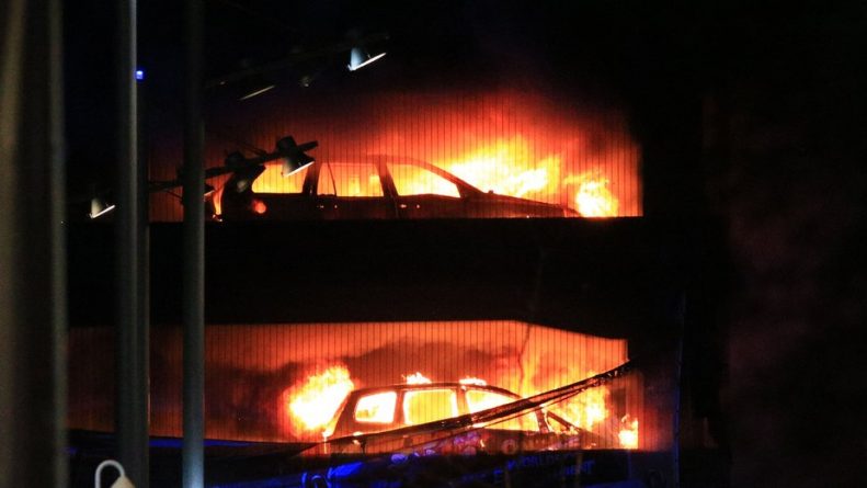 Происшествия: Пожар на парковке Echo Arena уничтожил 1400 автомобилей