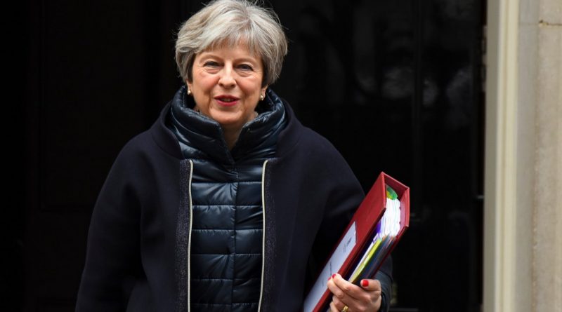 Политика: Над Терезой Мэй сгущаются консервативные тучи