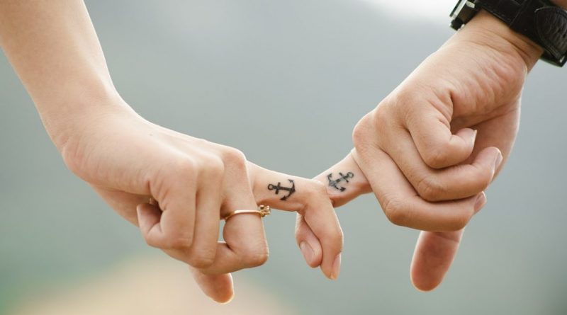 Общество: Директор престижной школы Уэльса запретил ученикам вступать в отношения