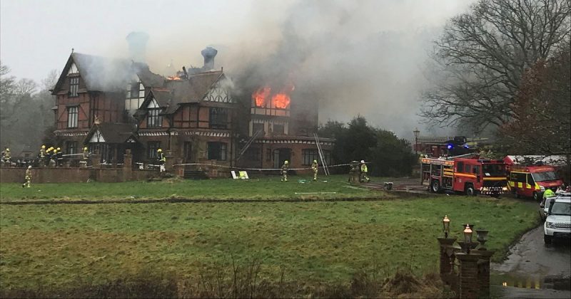 Происшествия: Пожарные пытаются спасти отель в здании XVI века