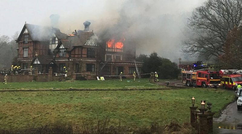 Пожарные пытаются спасти отель в здании XVI века 24012018 Происшествия: Пожарные пытаются спасти отель в здании XVI века