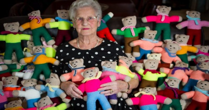 Общество: Пожилая женщина связала больше 8 тысяч мишек для благотворительности, несмотря на артрит
