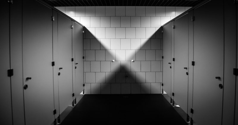 Общество: Школа Мерсисайда убрала стену в туалете для девочек и повесила напротив видеокамеру