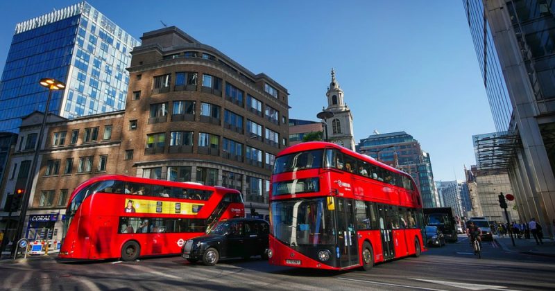 Общество: Лондонцев возмущает объявление в автобусе, которое звучит в неподходящий момент