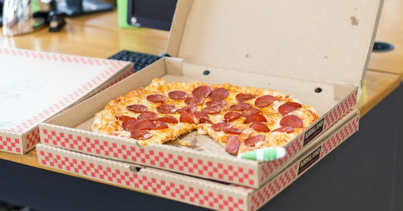 Популярное: Курьер сети Domino надъедал пиццы клиентов