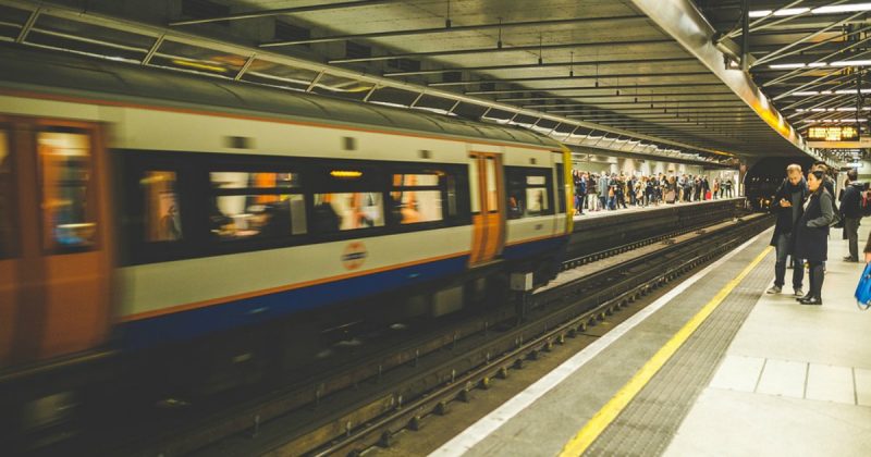 Общество: Тысячи пассажиров не могут добраться на работу: станция Паддингтон не функционирует