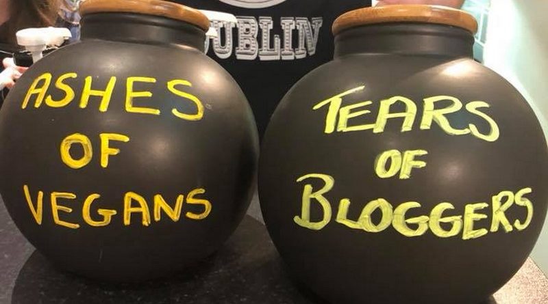 Общество: Ирландский отельер издевается над блогером