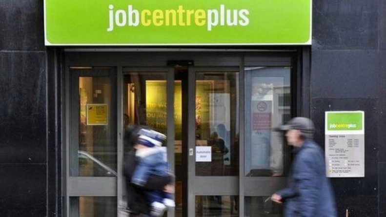 Общество: 300 тысяч безработных британцев никогда не обращались за пособием