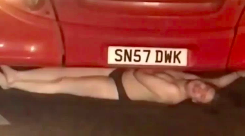 Происшествия: Видео: голая женщина остановила автобус в центре Лондона