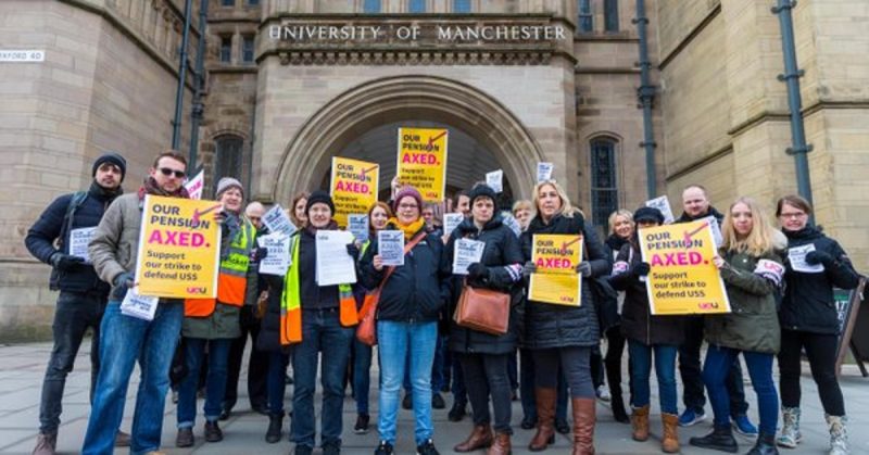 Общество: Преподаватели вышли на улицы Великобритании в знак протеста против сокращений пенсий