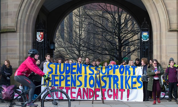 Преподаватели вышли на улицы Великобритании в знак протеста против сокращений пенсий