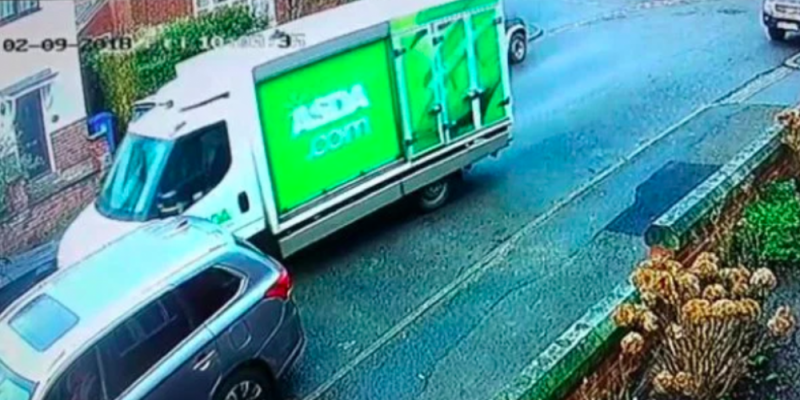 Происшествия: Видео: грузовик Asda врезался в припаркованный автомобиль и скрылся с места преступления