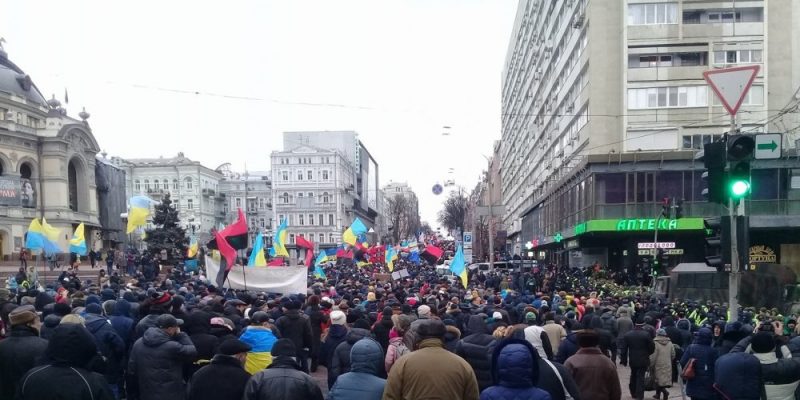 Политика: В Киеве прошел марш за отставку президента Порошенко