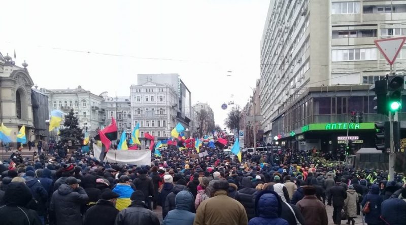Политика: В Киеве прошел марш за отставку президента Порошенко