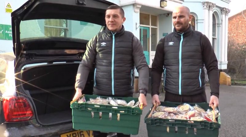 Общество: Игроки "Солфорд Сити" пожертвовали еду бездомным