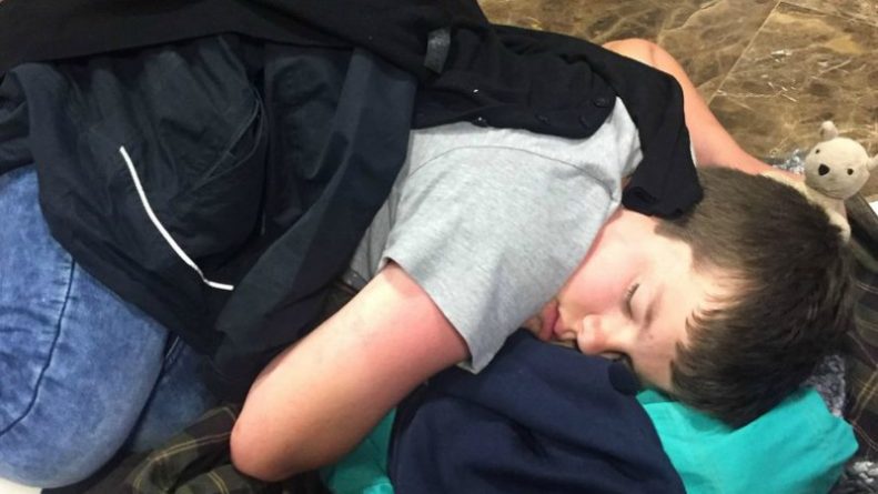 Общество: Семье с мальчиком-инвалидом пришлось спать на полу после отмены рейса Thomas Cook