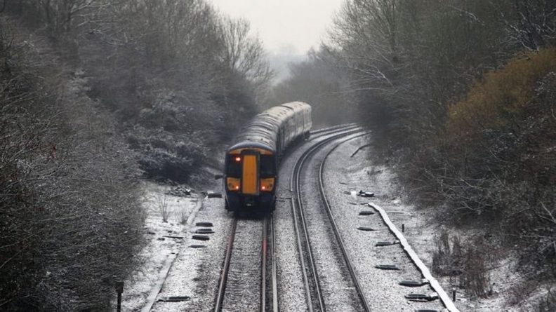 Погода: Непогода останавливает поезда в Великобритании