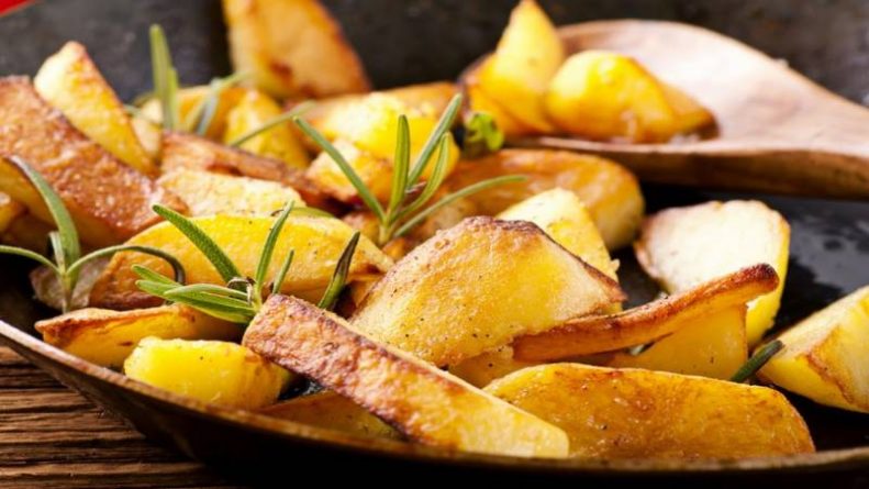 Лайфхаки и советы: Как приготовить идеальный хрустящий картофель, используя один неожиданный ингредиент, и это не масло