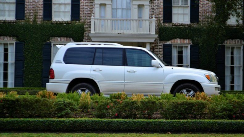 Общество: Что можно сделать, если кто-то припарковал машину перед вашим домом: законно ли это?