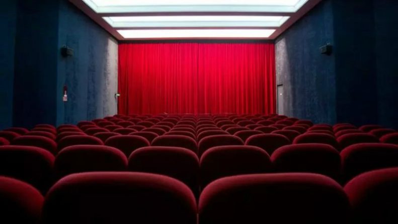 Общество: Британец застрял в кресле кинотеатра и умер из-за паники