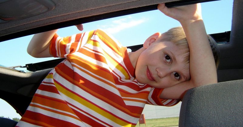 Общество: Родители подвергают своих детей опасности, не зная, как защитить их во время езды на машине