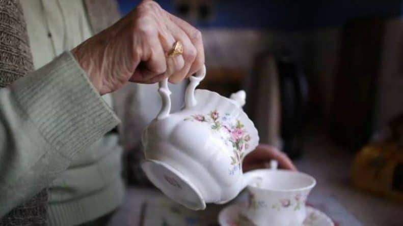 Общество: Невероятная щедрость: британские пенсионеры отдают по £4 тыс. в год своим детям и внукам