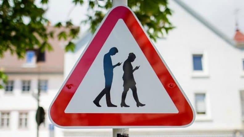 Популярное: "Осторожно: смартфон-зомби!": на дорогах устанавливают дорожные знаки для зависимых от гаджетов