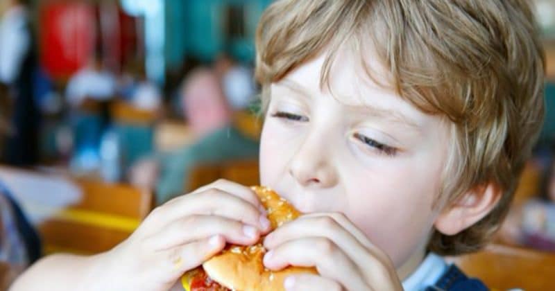 Здоровье и красота: Детское ожирение: доктора призывают запретить размещение фаст-фуд ресторанов возле школ