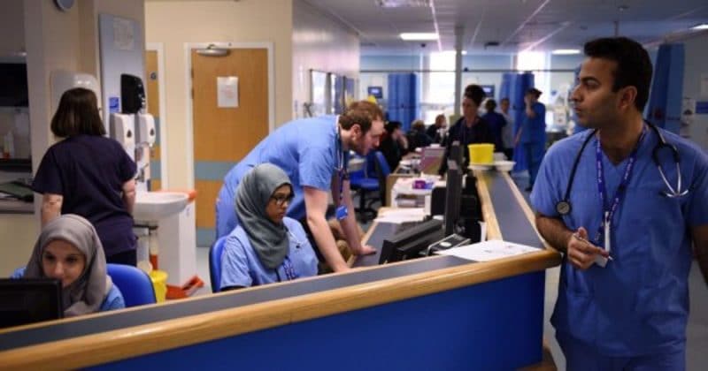 Здоровье и красота: NHS выплатит пациентам деньги, чтобы они самостоятельно распоряжались средствами на лечение