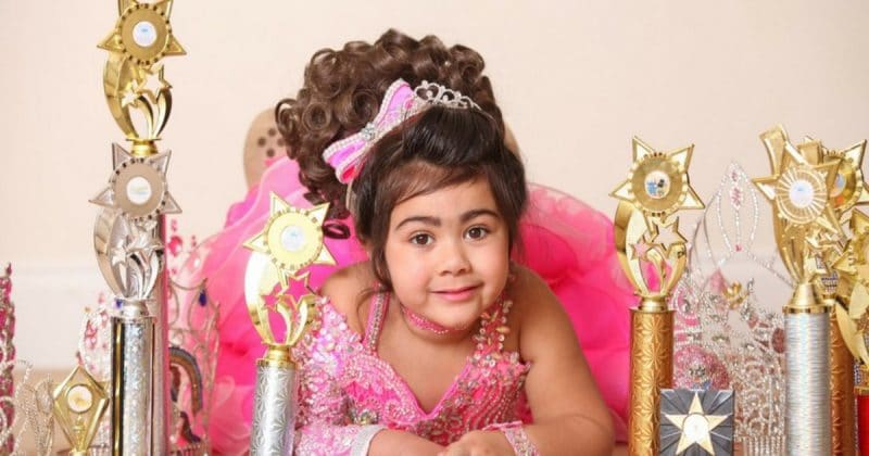 Общество: Детские конкурсы красоты: британка потратила £3000 на накладные ресницы, парики и наряды для 4-летней дочери