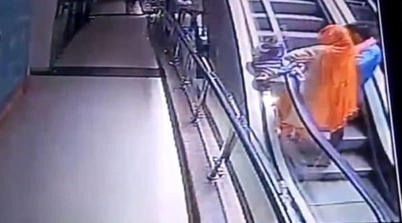 Видео: Смертельное селфи: мать упустила 10-месячную дочку с третьего этажа, когда пыталась сфотографироваться